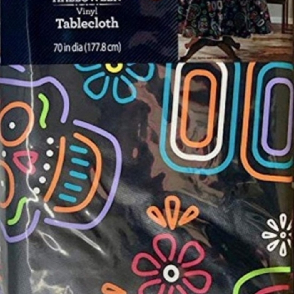 Celebrate! Halloween Vinyl Tablecloth Sugar Skulls (70 In Round)Day of t… - Picture 5 of 5